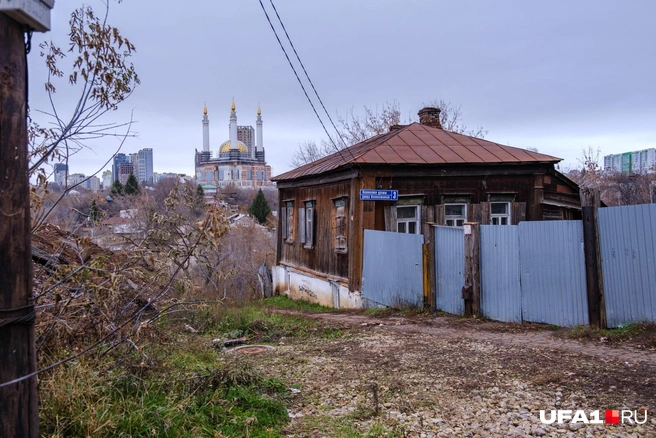 Дом стоит в полуметре от обрыва | Источник: Булат Салихов
