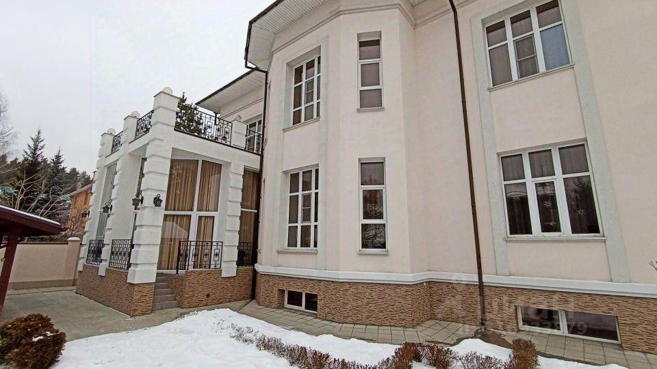 В Новосибирске за 120 миллионов продают роскошный коттедж с камином и садом