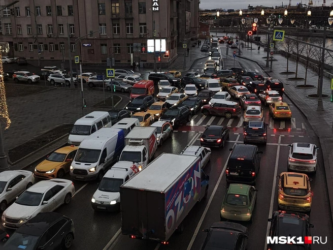 Показываем, что происходит в центре Москвы, который сковали многокилометровые пробки | Источник: Михаил Машков / MSK1.RU