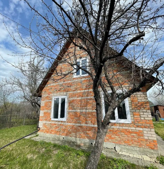 Внешне дом простоват, но зато продавец вставил пластиковые окна | Источник: domclick.ru