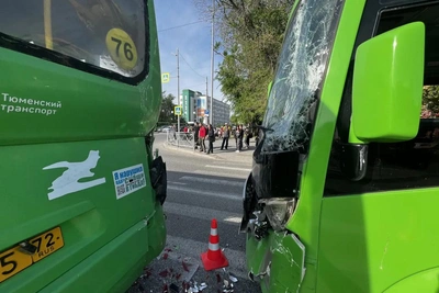 В Тюмени столкнулись два автобуса, пострадали пять женщин