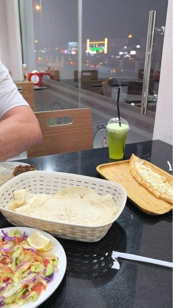 Виталий с супругой уверены, что вкусно есть за границей выходит гораздо дешевле | Источник: «Мир в рюкзаках» / Vk.com