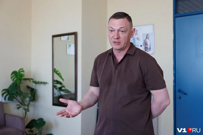 Александр Добрылев лично проводил беседу с Анжелой на тему мошенничества | Источник: Алексей Волхонский / V1.RU