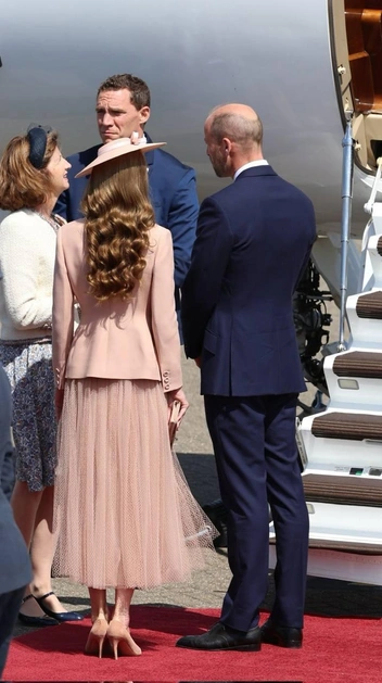 Кейт и Уильям встречают чету Макрон у трапа самолета | Источник: kate_middleton_royal / T.me