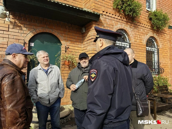 Борис Надеждин и Сергей Митрохин общаются с полицией перед встречей | Источник: Дмитрий Бондарев / MSK1.RU