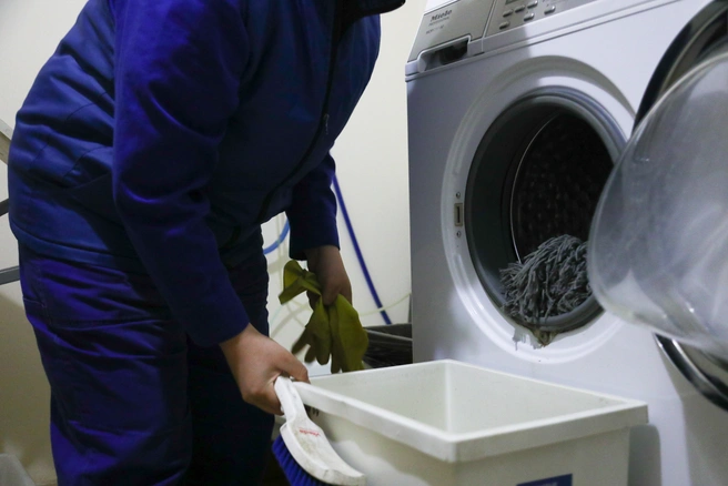 Со временем многие пользователи замечают запах сырости или даже затхлости в стиральной машинке | Источник: Марина Молдавская / E1.RU