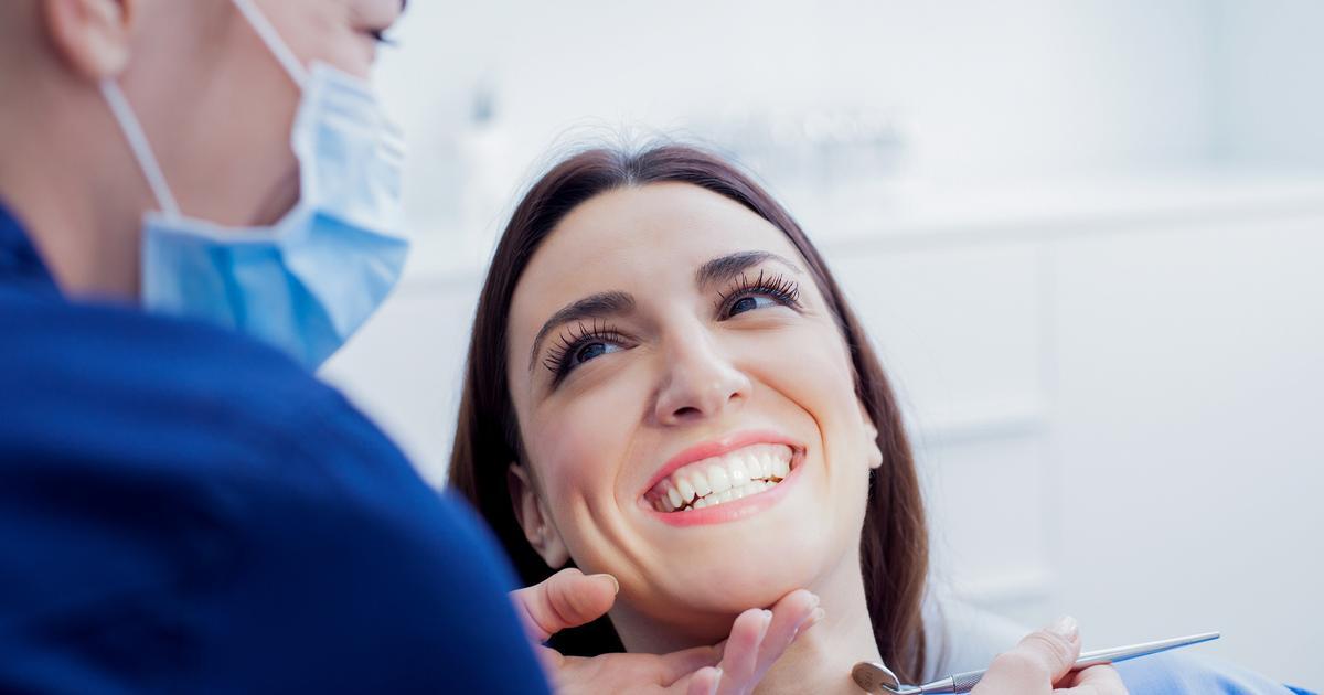 десневая улыбка до и после. губ на удаленный зуб. герпетиформный стоматит. сладости для зубов. стоматология доктор зубов.