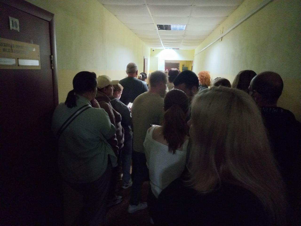 Сотню человек пригласили к 10 часам или как стоят в очереди к пермским приставам — колонка журналиста