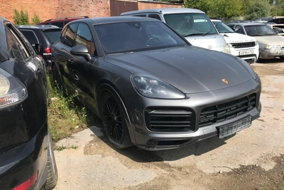 Под Новосибирском на торги выставлен Porsche Cayenne с красным салоном