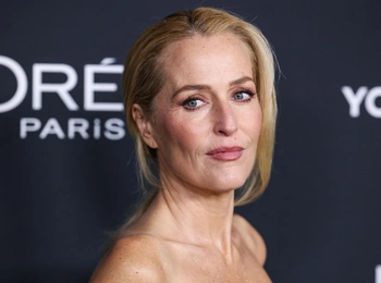 Джиллиан Андерсон и новая эстетика зрелости: почему TikTok хочет стареть, как она