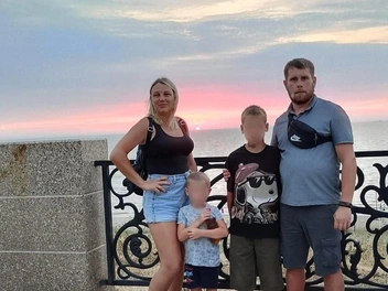 На странице Анжелы немало фотографий с мужем и детьми. Публикуя их, женщина с любовью подписывала: «Мои!» | Источник: личная страница героини публикации