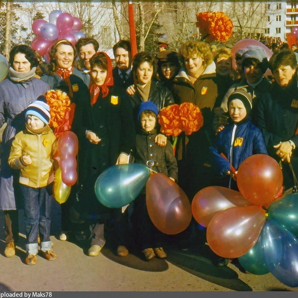Первый цветной снимок в нашей подборке сделан в 1985 году. Первое мая — праздник не только для взрослых, но и для детей | Источник: Pastvu.com