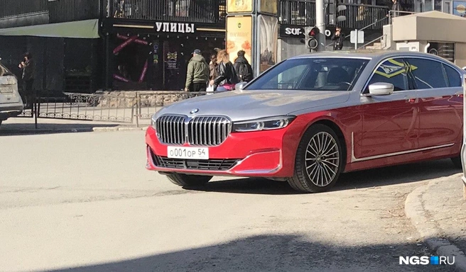 Элитный седан встал на полосе для движения, мешая другим авто ехать прямо и выполнять поворот налево | Источник: читатель НГС