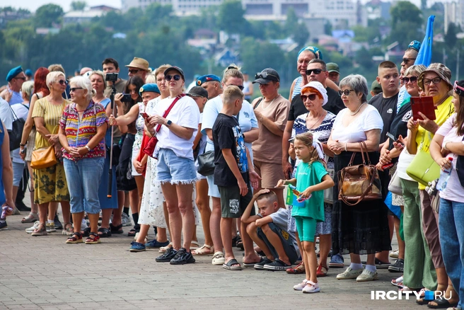 А на площади тем временем уже собрались горожане. Неудивительно, ведь сегодня обещали нечто невероятное&nbsp;— прыжки с парашютом. Такого Иркутск прежде не видел | Источник: Ксения Филимонова / «ИрСити»