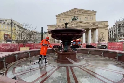 Фонтан у Большого театра начали готовить к открытию сезона