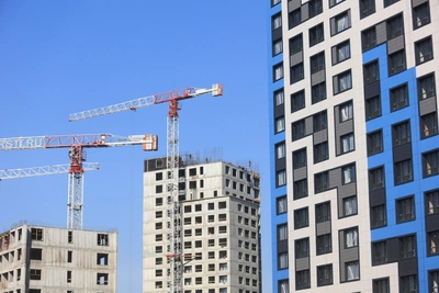 Суд взыскал с застройщика сотни тысяч за брак в квартире