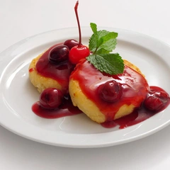 Вкусно, как в школе: рецепт ванильных сырников с вишневым соусом