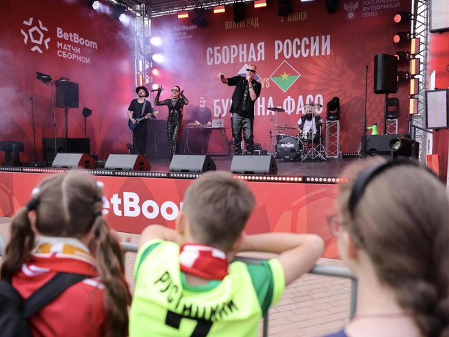 Группа «Вайб» смогла спеть не с первой попытки | Источник: Алексей Волхонский / V1.RU