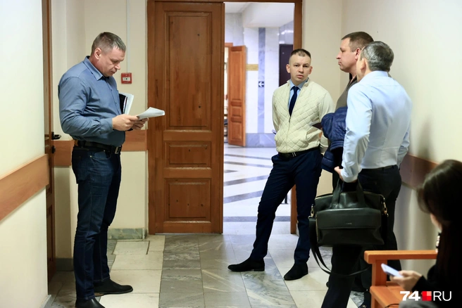Среди ответчиков было шесть компаний и около 30 человек | Источник: Михаил Шилкин