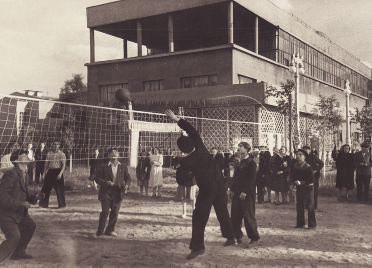 На площадке для игр, 1953 год.