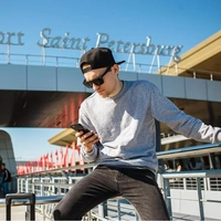 Вернувшимся из-за рубежа россиянам на 24 часа отключат мобильный интернет. И как вызвать такси из аэропорта?