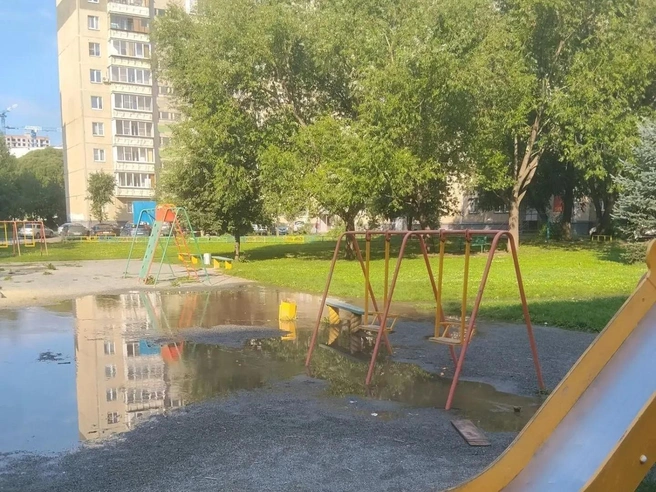 Вода покрыла территорию детской площадки | Источник: читатель 74.RU