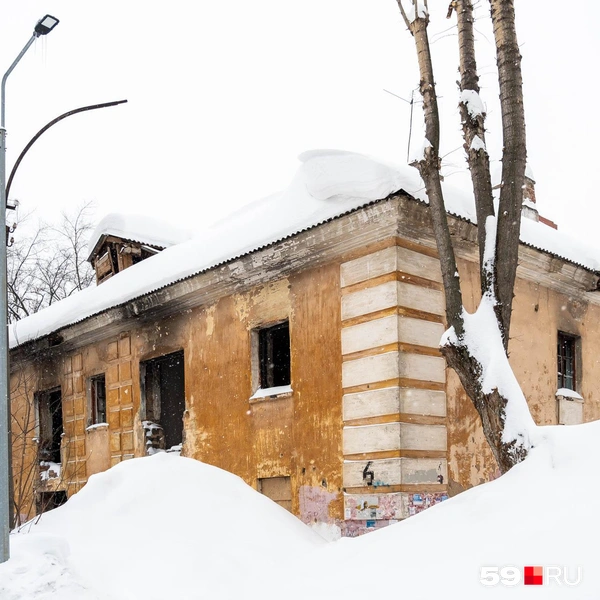 В этой двухэтажке когда-то был пожар | Источник: Василина Любимова / 59.RU