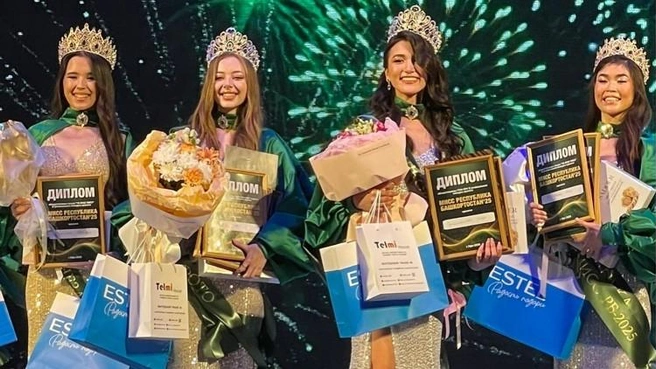 Ангелина (на фото — вторая слева) в финале республинканского конкурса красоты | Источник: Ангелина Риферт / instagram (экстремистская организация, деятельность запрещена на территории РФ)