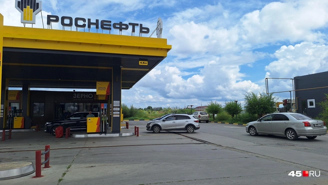 На заправке «Роснефть» В Заозерном есть все топливо, и даже небольшая очередь из трех машин | Источник: Александр Лисихин / 45.RU
