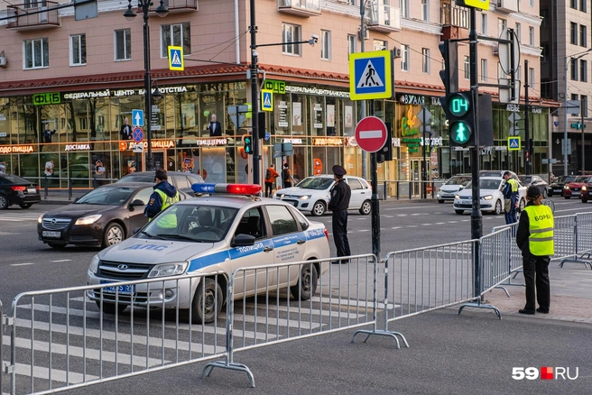 Дорогу перекрыли, за порядком следят ГИБДД и полиция | Источник: Тимофей Калмаков