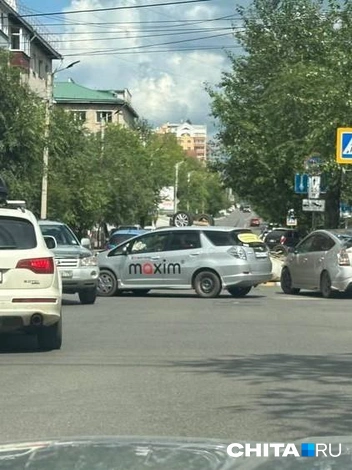 Вверх колесами на «зебре». Машина перевернулась после ДТП в центре Читы  | Источник: очевидец