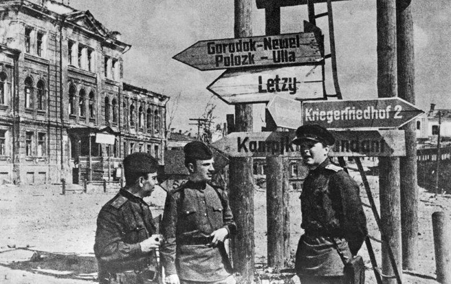 Корреспонденты «Красноармейской правды» на площади освобожденного Витебска | Источник: Михаил Савин