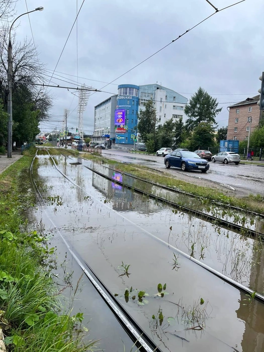 На Победы трамвайные пути тоже скрылись под водой | Источник: читатель 76.RU