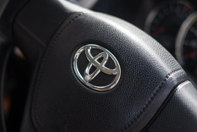 Таксист сбил двоих пассажиров и скрылся во Владивостоке