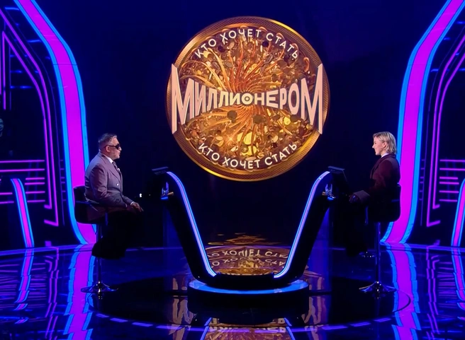 Сколько вопросов прозвучало за этим столом. А вы бы на каждый нашли ответ? | Источник: кадр из шоу «Кто хочет стать миллионером?» (12+), Первый канал, 2025 год