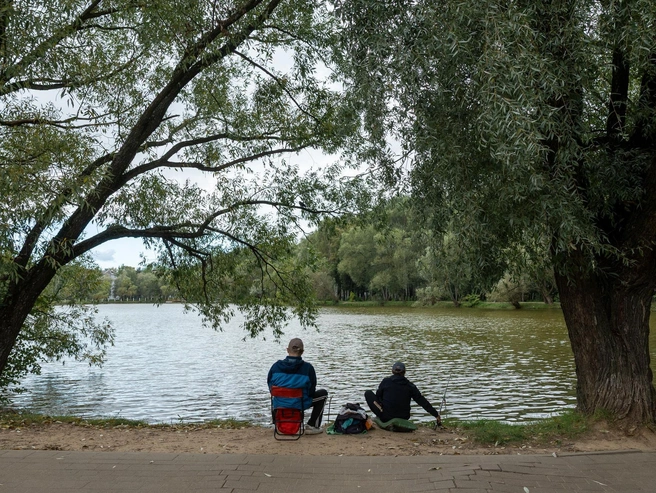 На берегу можно заметить рыбаков | Источник: Александр Куренной / 76.RU