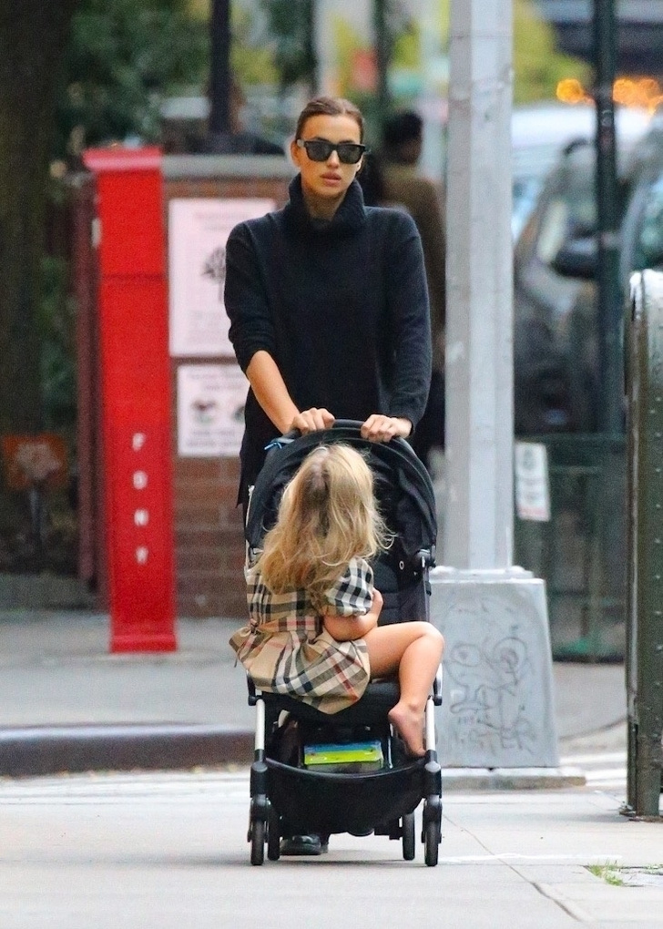 Тотал-блэк — всегда хорошая идея: Ирина Шейк на прогулке с дочерью