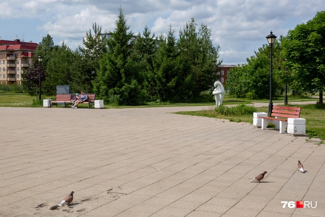 В основном здесь можно только сидеть и ходить, больше развлечений, кроме скейт-площадки, нет | Источник: Кирилл Поверинов / 76.RU