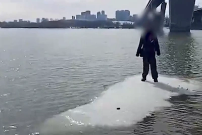 Опасное видео: мальчик на льдине в Оби спел песню