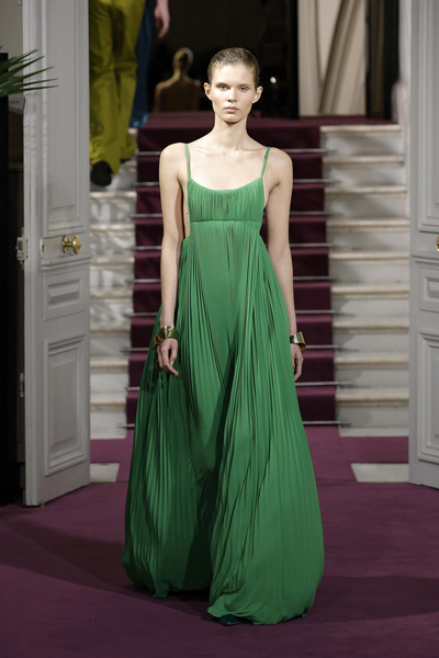 Лайм, гуакамоле и зеленый горошек: модные оттенки зеленого, которые стоит носить в 2024