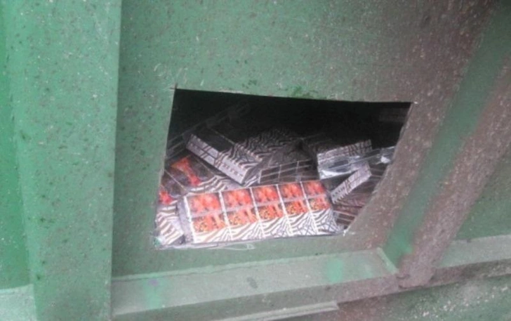 Тайник с сигаретами, обнаруженный в 2024 году российскими пограничниками в поезде, следовавшем в Латвию | Источник: Северо-Западное таможенное управление