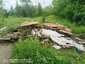 На самосвале привозят паллеты, полиэтиленовые пакеты и другой мусор | Источник: читатель 59.RU