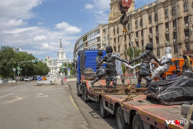 Сегодня детские фигуры доставят на Привокзальную площадь для установки | Источник: Константин Завриков / V1.RU