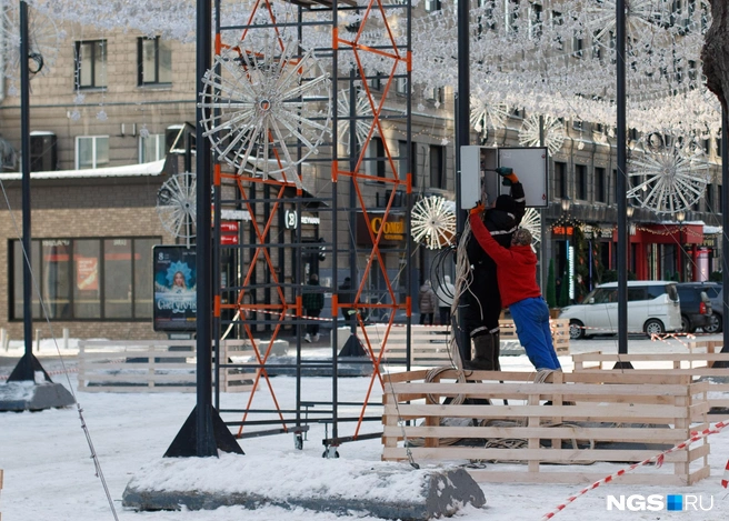 Улицу Ленина готовят к новогодним праздникам  | Источник: Андрей Бортко / NGS.RU