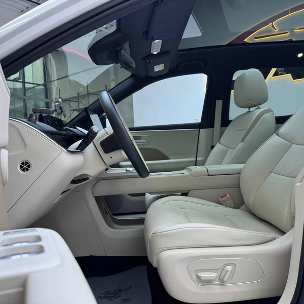 Салон электрокара Toyota | Источник: CarexKorea