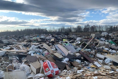 В Екатеринбурге на месте леса образовалась свалка с опасными отходами