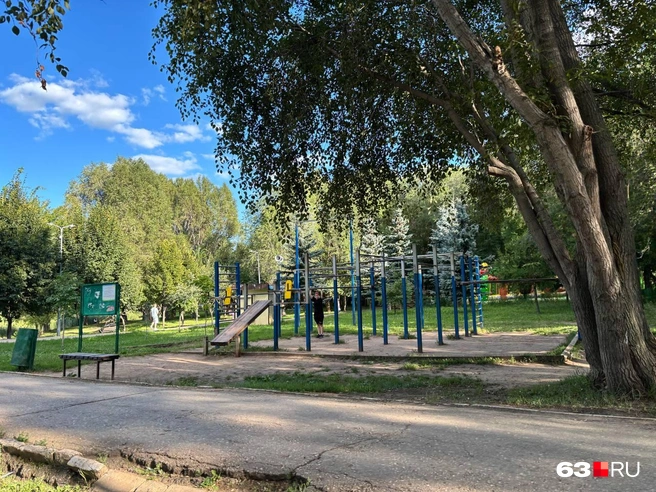 Здесь можно не только гулять, но и устроить небольшую тренировку на свежем воздухе | Источник: Ксения Бирюкова / 63.RU