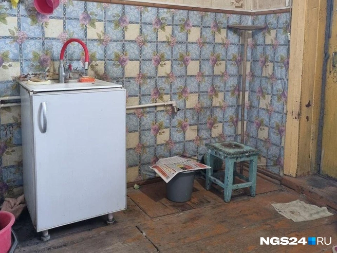 Место фаянсового изделия теперь занимает ведерко, прикрытое газетой | Источник: Светлана Чернушевич / NGS24.RU