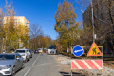 На Ильичёва ремонтируют дорогу без контракта