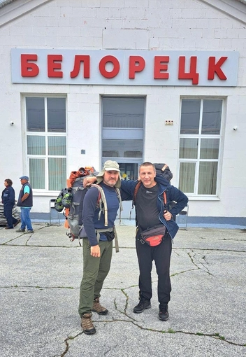 Евгений с другом из Екатеринбурга Иваном Юрченко на месте старта. Отсюда и начинается путь | Источник: Евгений Рубе специально для 72.RU